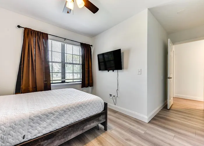 Modern Jacksonville Home - Close To River!