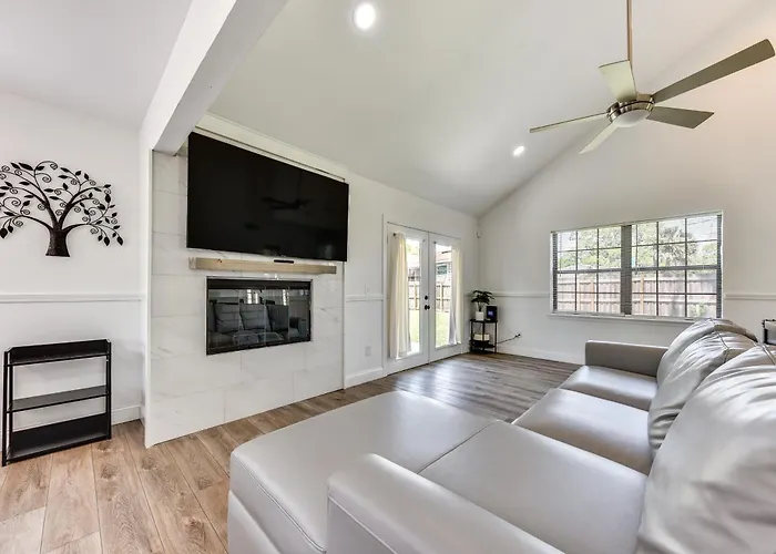 Modern Jacksonville Home - Close To River!